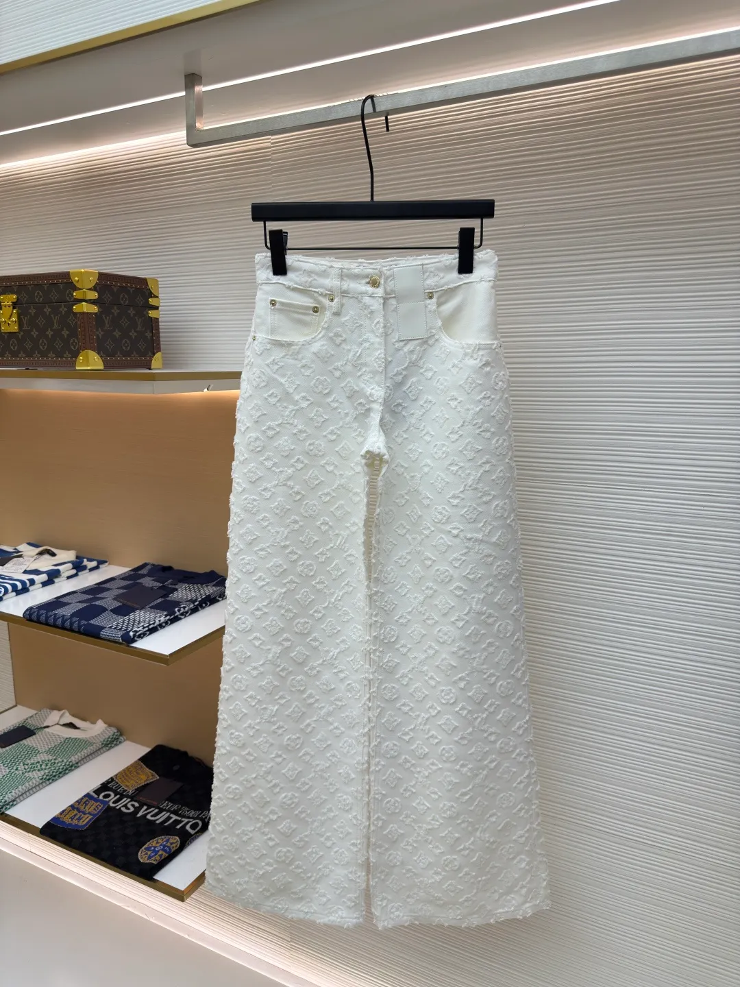LOUIS VUITTON presbyopic three-dimensional embossed jacquard jeans ●Authentic product: purchased and developed by 185516 ●Item number: 1680238-B35 ●Material: denim fabric ●Technology: embossed jacquard production ●Version: fitted version ●Weight: about 615 grams ●Size: 34-36-38 ●Description: The presbyopia three-dimensional relief jacquard cost 18,500 to purchase and develop, using 100% cotton imported yarn and the classic presbyopia embossing process. The three-dimensional relief has an outstanding texture. The fabric is crisp and stylish. The high-waisted straight version makes the upper body slimmer and the legs longer. It looks good with or without matching. The details of the workmanship are all in place! To truly achieve the ultimate in luxury, all fabrics, accessories, and hardware are exclusively custom molded and produced in high quality! The overall wiring is straight and delicate, the fabric is comfortable and soft, and the color is consistent without color difference. It can be matched with the same style to create a fashionable look and control various occasions. Customized accessories, complete with three standards, same style for men and women!